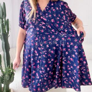 Alternative view of Sukienka Oliwia plus size granatowa w różowe kwiatki